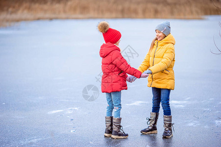 孩子们在户外溜冰图片