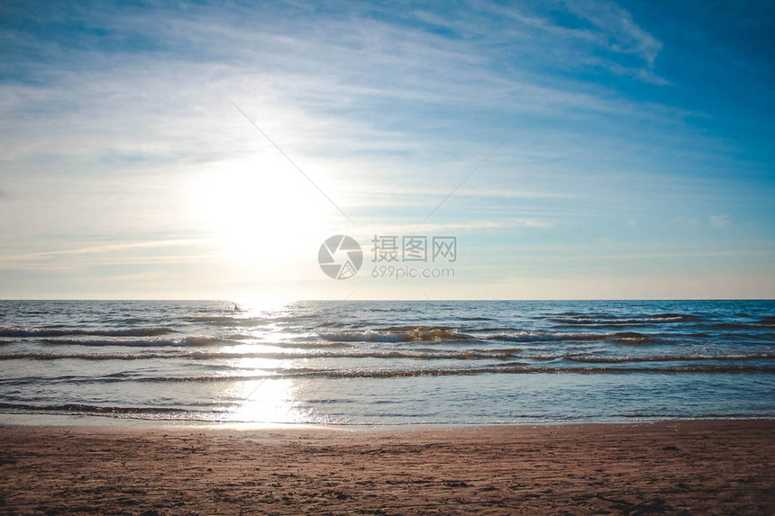 在海的湾的夏天日落傍晚的夏天海上日落海浪和天空休息和旅图片