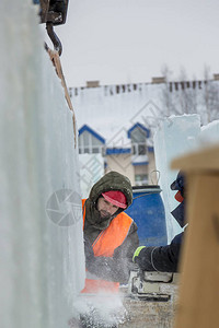 工人们在圣诞假期用冰块建造冰镇图片
