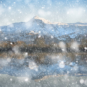雪山和斯诺多尼亚公园其他大雪风暴中山峰的美丽的图片