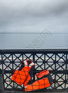 两件救生背心在一条渡轮船上安全网中积载图片