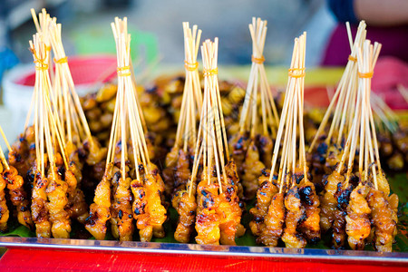 新鲜准备的马来西亚鸡肉串沙爹在兰卡威岛上的当地市场采用新鲜食材烹制的图片