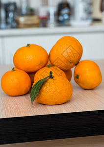 桌上的橘子特写图片