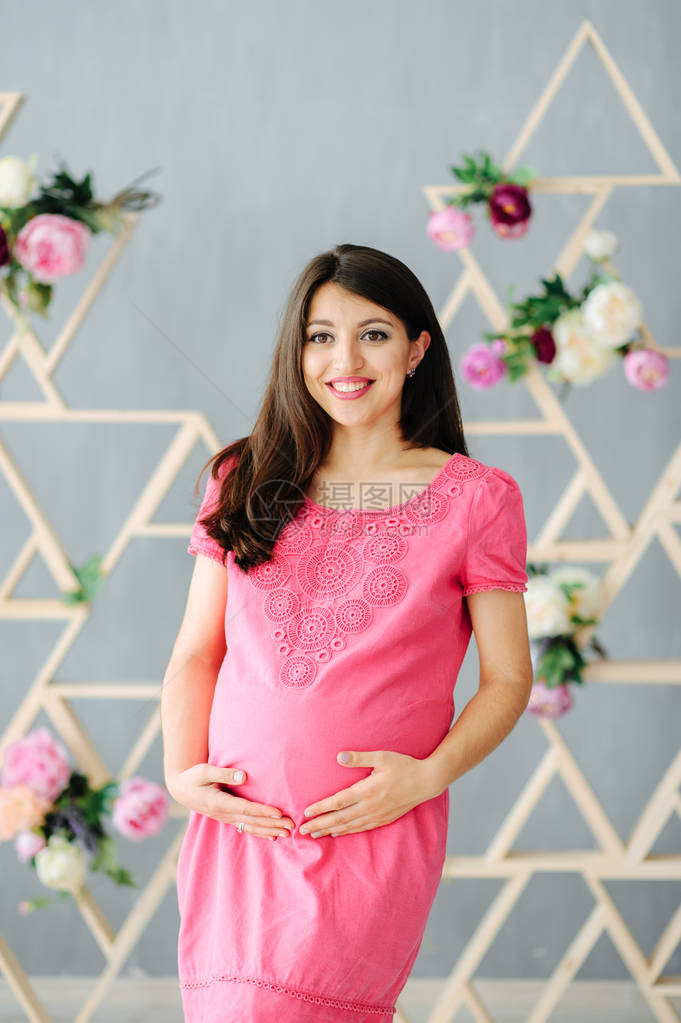 准备分娩的孕妇的肖像图片