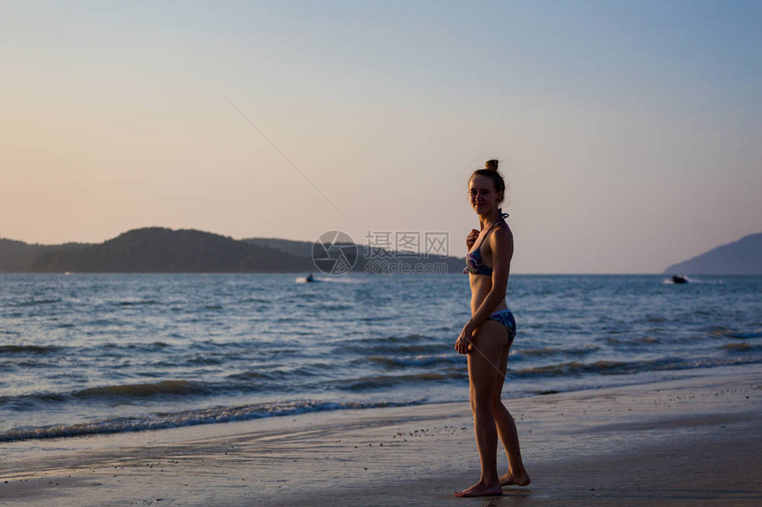 美丽的白种女孩在马来西亚热带兰卡威岛上阳光明媚的PantaiCenang海滩上放松东南亚美图片