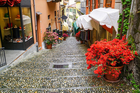 意大利贝拉焦的一条色彩缤纷的商业街图片
