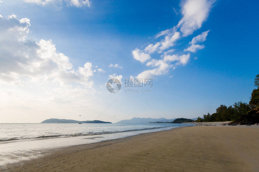 马来西亚热带兰卡维岛的SunnyPantaiCenang海滩图片