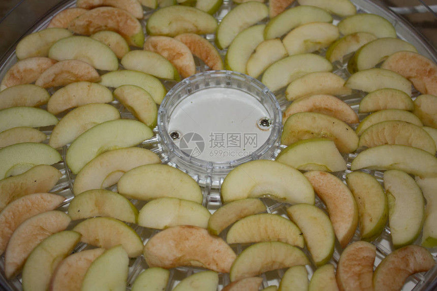 水果烘干机中的苹果片视图图片
