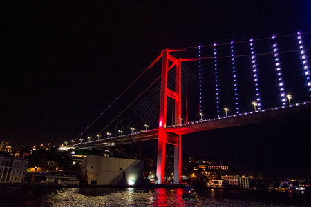 一座吊桥的夜景土耳其图片