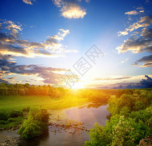 阳光下河流的风景图片