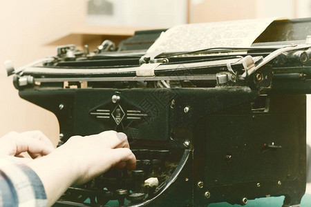 打字机复古键上的女手指图片