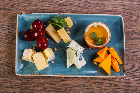 奶酪拼盘搭配葡萄和蜂蜜图片