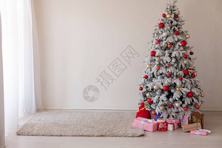 白色圣诞树与礼物和装饰灯新年图片