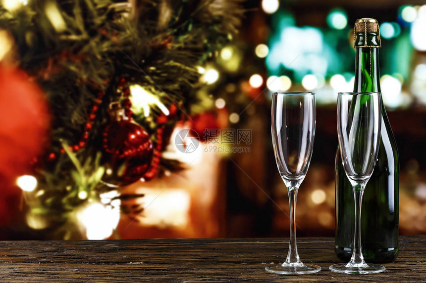 玻璃杯中香槟和酒瓶中的bokeh背景图片