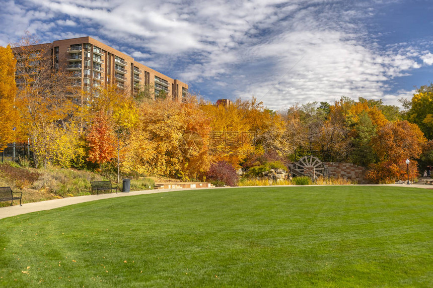 犹他州盐湖城周围有秋天树木和公寓的开阔草地图片