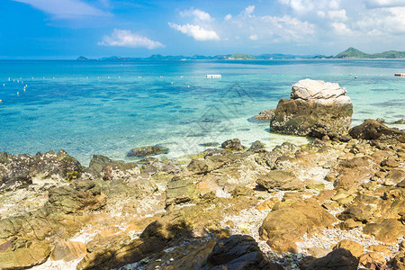 海滩上的热带岛屿岩石有蓝天科赫坎图片