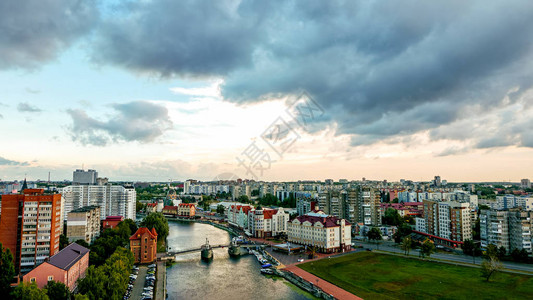 加里宁格勒河Pregolya河渔业村岸和Jubilee大桥图片