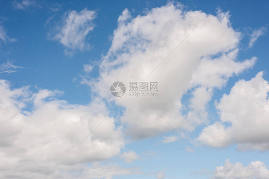 蓝色天空白云的图片
