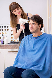 拜访女理发师的年轻有魅力的男人背景图片