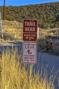 带有狗警告的小道头标志标志上写着要始终用皮带拴住狗并留在小路上犹他州图片