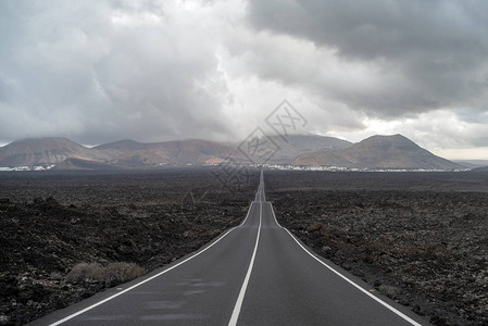 穿越道路火山地形兰萨罗图片