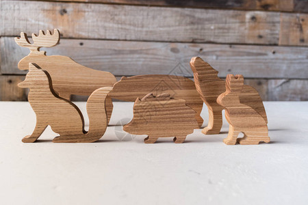 一套木制森林动物手工制作的沃尔道夫玩具图片