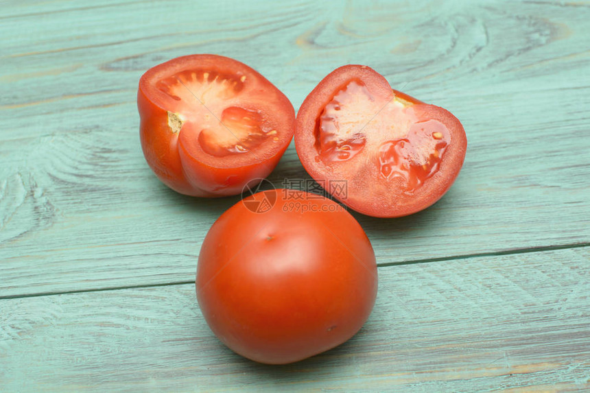 厨房里的新鲜西红柿图片