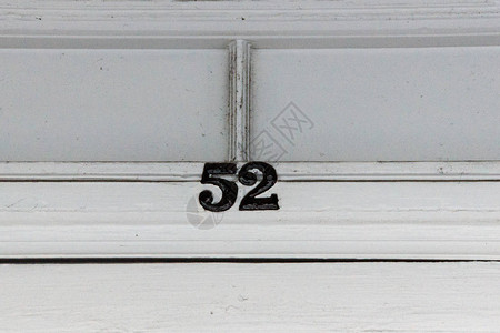 赫特福德郡白色门框上的52号房屋图片