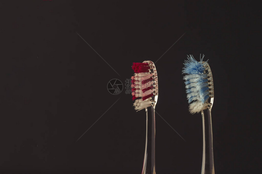黑色背景上的旧牙刷和新牙刷更换牙刷口腔卫生牙科图片