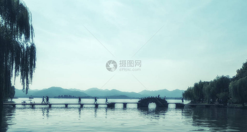 杭州西湖石桥步行道图片