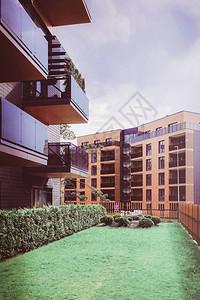 在欧洲现代建筑住宅楼区和户外设施的栅栏上图片