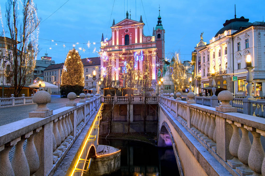 三座桥梁普雷塞伦广场和方济会教堂上的圣诞树图片