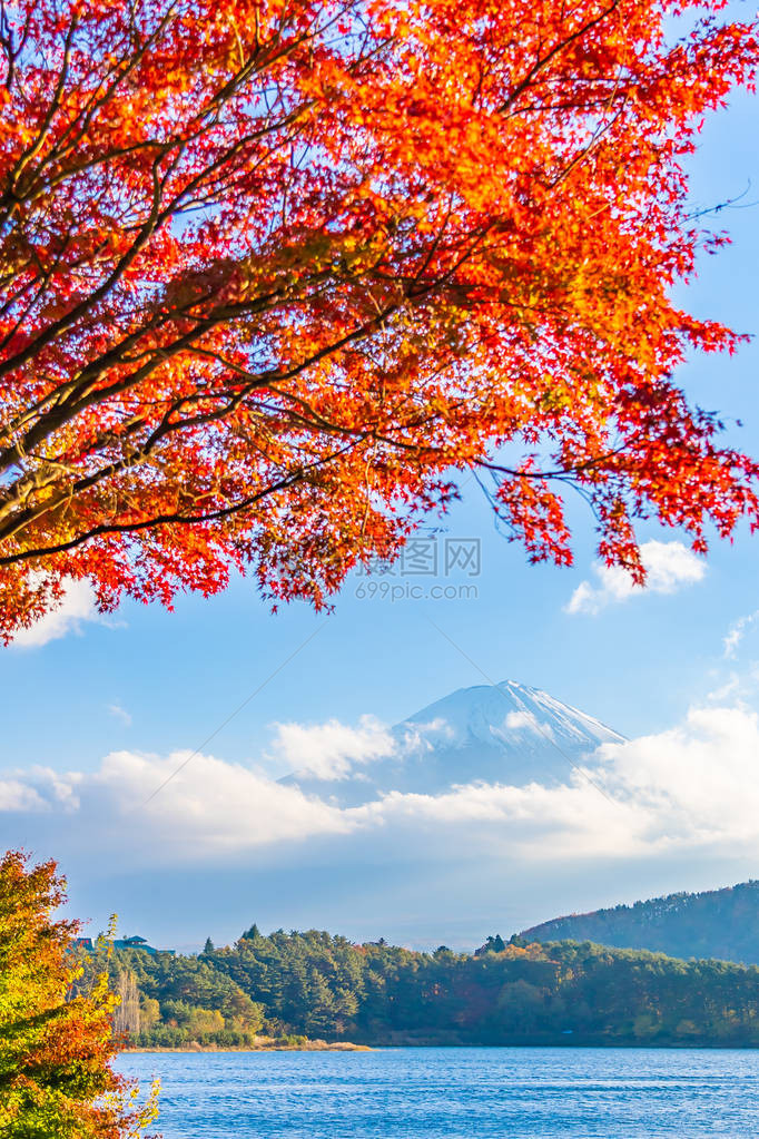 日本Yamarashi湖周围的山地风景美丽图片