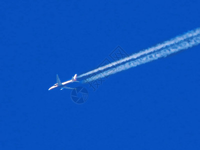 飞机在蓝天上很高图片