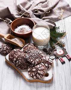 圣诞巧克力饼干在旧木制桌子图片
