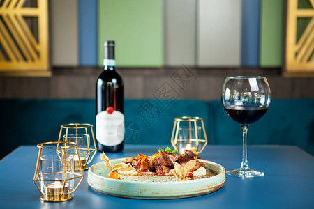 翁丁原始部落美味的餐厅美食桌上放着红酒美食背景