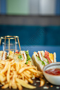 俱乐部三明治配炸薯条和辣椒酱fast美食图片