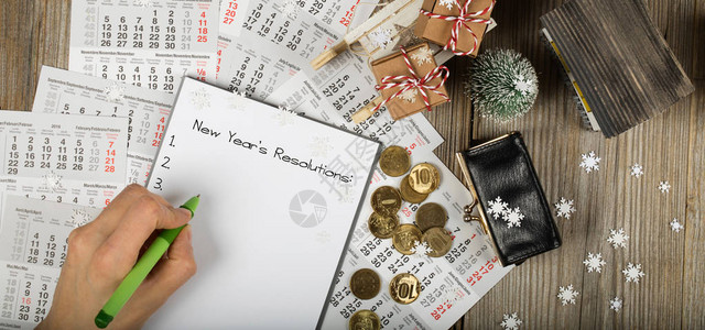 新年决议新年背景上带硬币的小钱包图片