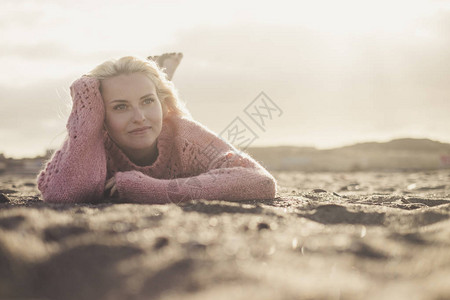 秋季在海滩躺下的女士图片