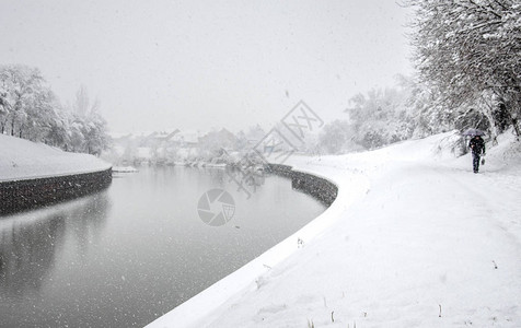 冬季场景下雪河流白色景观图片