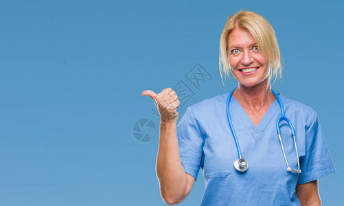 身处孤立背景的金发中年女护士外科医生图片