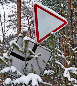 路标在雪和寒冷的重压下坠落图片