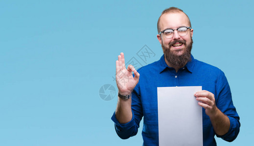 年轻时装男戴眼镜拿着空白纸在孤立的背景上持着空白纸图片