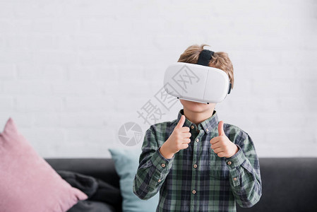 男孩使用虚拟现实头耳机在图片