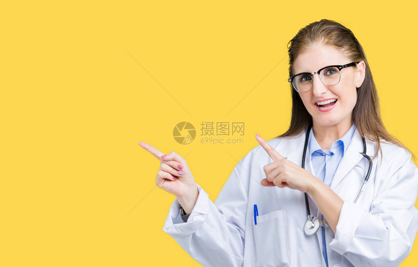 中年成熟的医生女人穿着医用外套图片