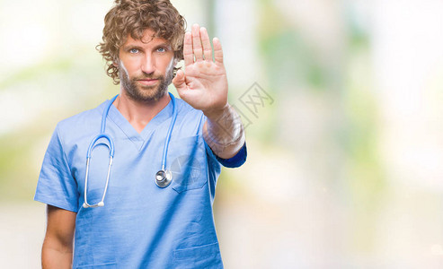 英俊的西班牙外科医生在孤立的背景下停止用手掌唱歌脸上带着消极和严肃的图片