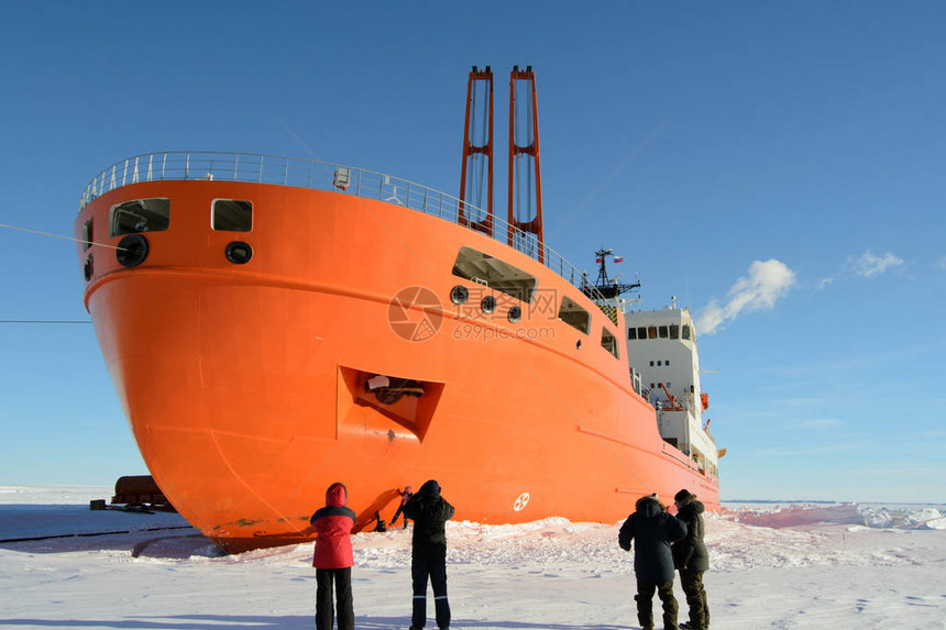冰中探险船图片