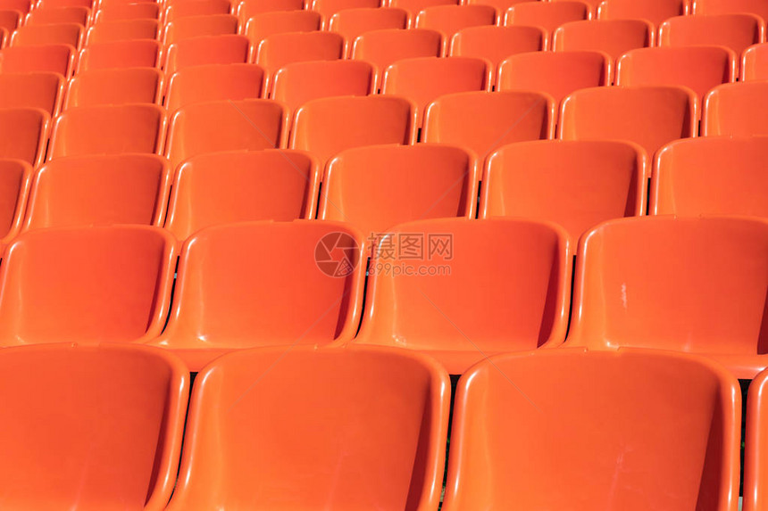 房间外观众的塑料椅子橙色一排椅子图片