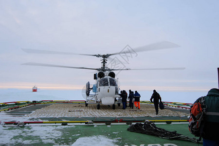 远征船甲板上的直升机图片