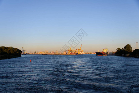 对圣彼得堡港的入口图片